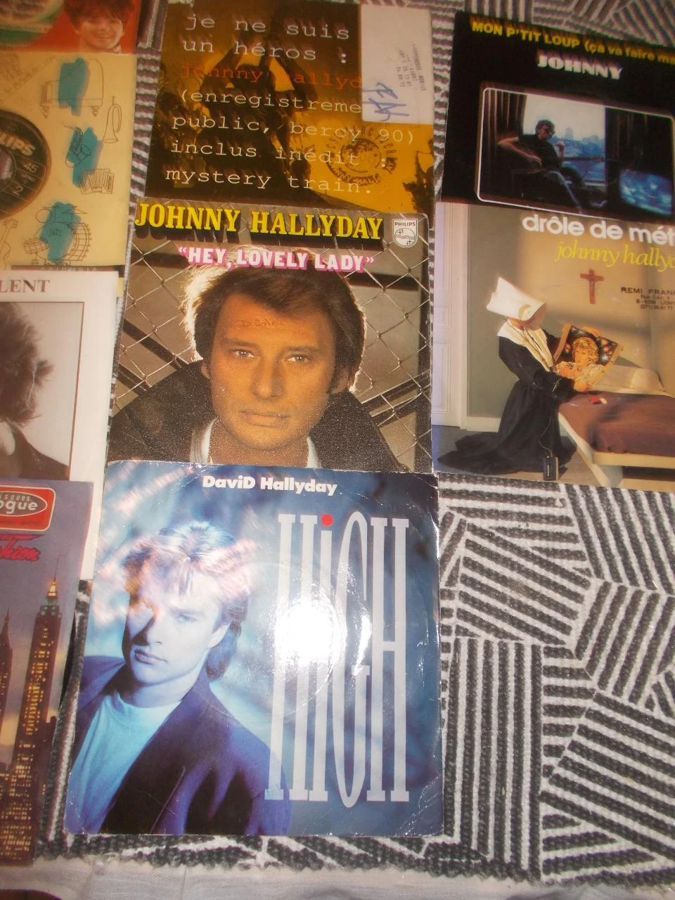 Magnífico lote de 60 discos de vinilo de 45 rpm (sencillos / EP) de Johnny Hallyday. – photo 16